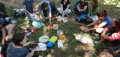 Mensen aan het picknicken